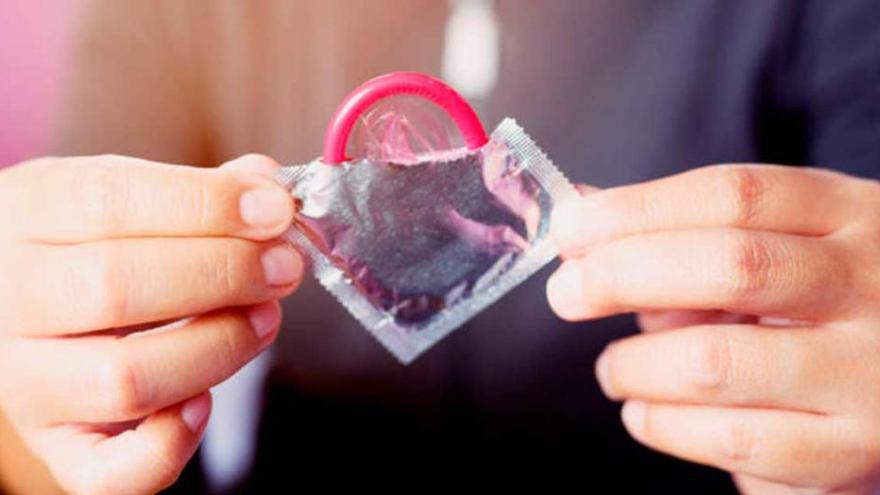 Alertan de la retirada de un lote de preservativos por estar perforados