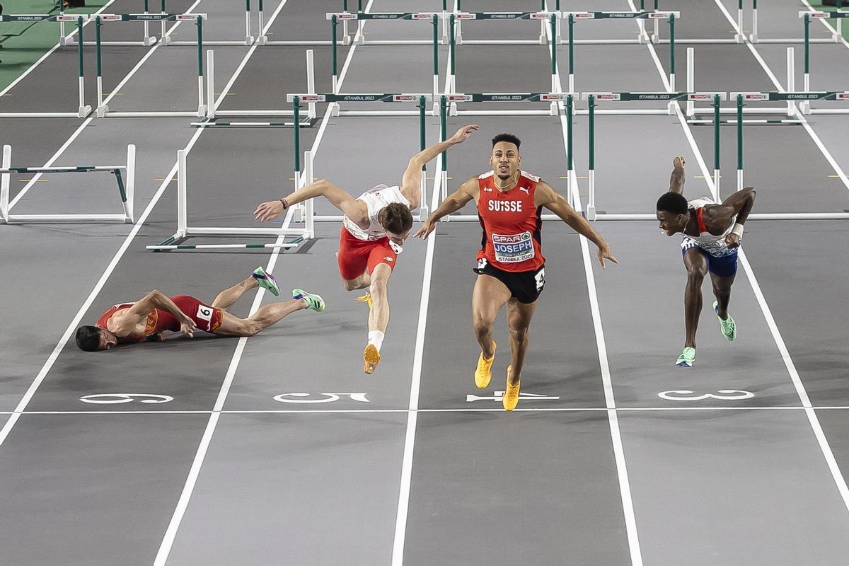 La escalofriante caída de Llopis en la final de los 60 m vallas del Europeo de Estambul