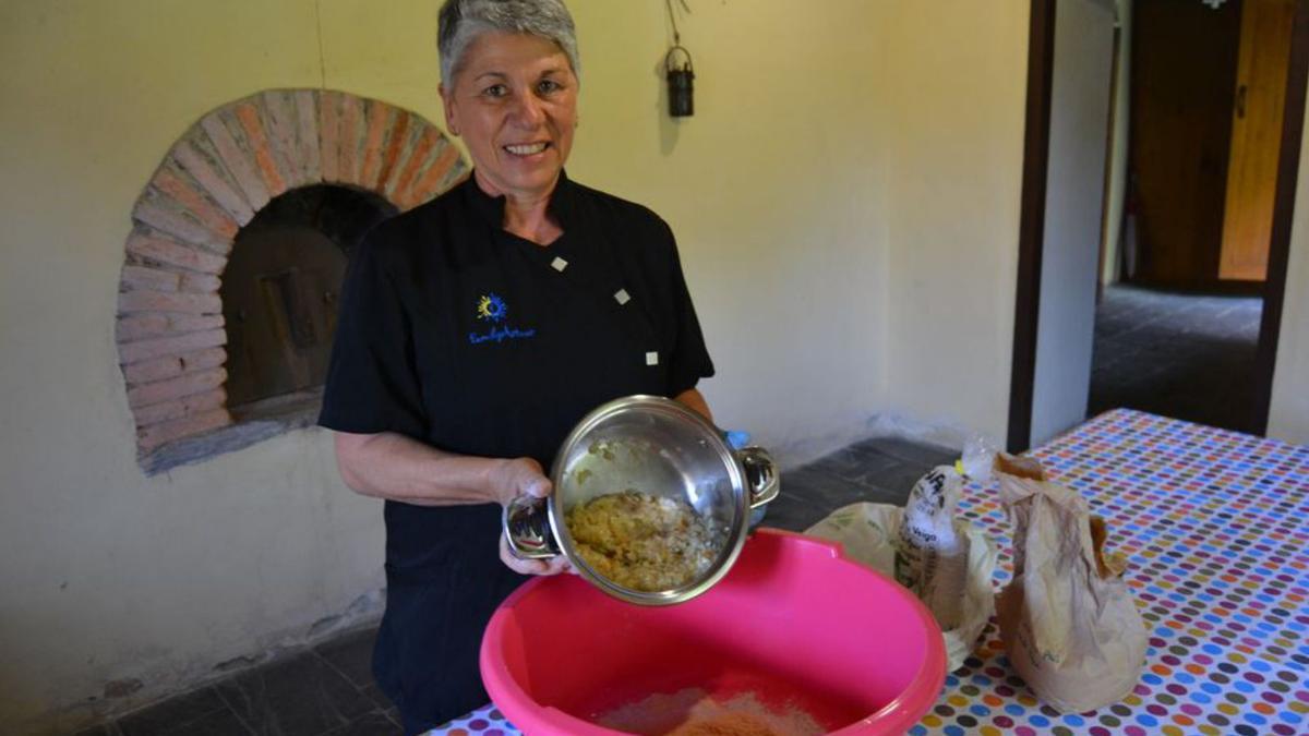 Esther Méndez, ayer, con los ingredientes de la rapa, en la Casa Natal del Padre Galo, en Cadavedo. | A. M. S.