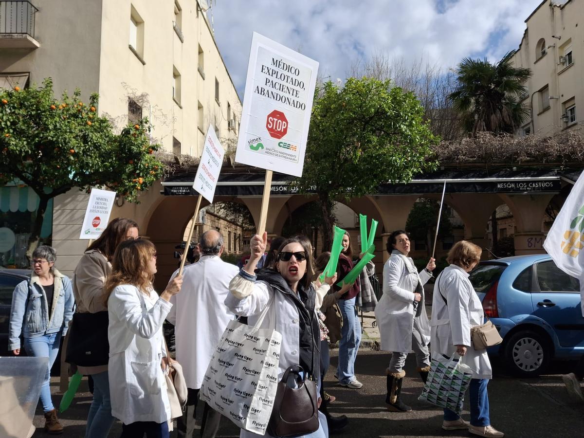 Una manifestante sostiene en Badajoz un cartel con el lema: 'Médico explotado, paciente abandonado'.