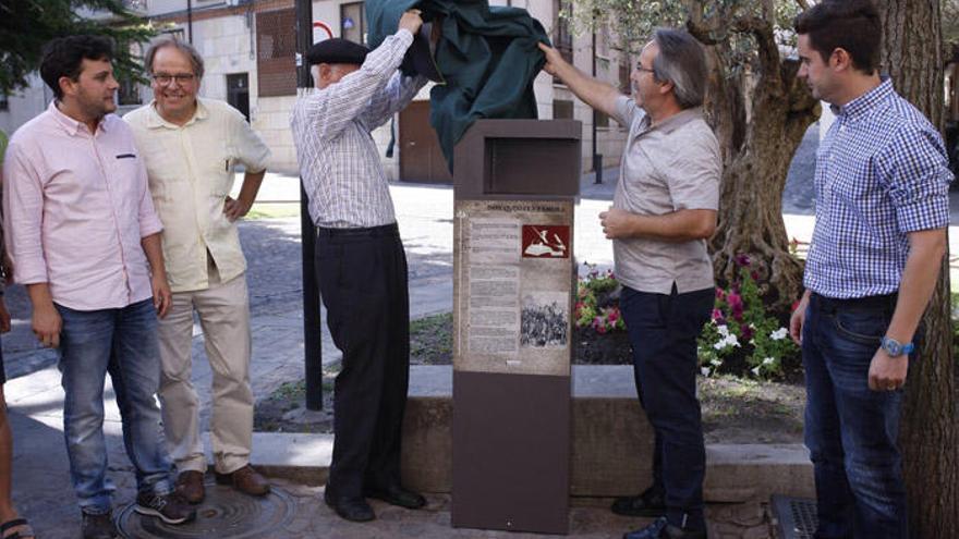 El alcalde de Zamora, Francisco Guarido, descubre el monolito con referencias de Zamora en El Quijote.