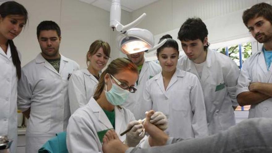 Alumnos del grado de Podología hacen prácticas en el centro universitario de la avenida de Martiricos.