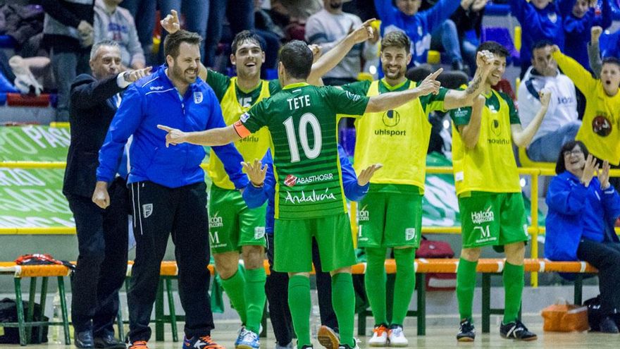 Los jugadores del UMA Antequera celebran un triunfo reciente.