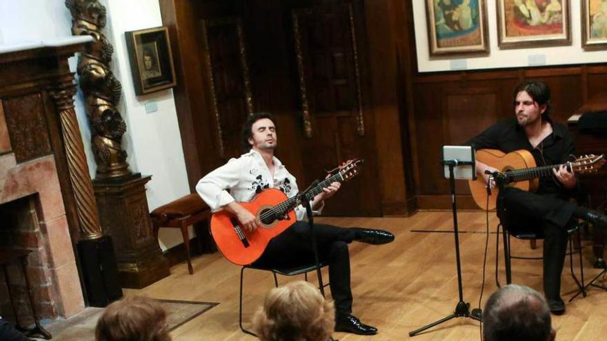 Pedro Navarro, durante su concierto en el Evaristo Valle.