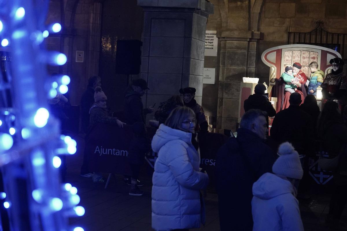 Totes les fotos dels infants de Manresa donant la carta al Príncep Assuan
