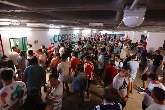 Las colas en El Arcángel por la campaña de abonados en imágenes