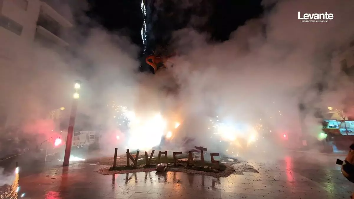 Una Nit de la Cremà entre paraguas y capuchas en Xàtiva: el fuego reduce a cenizas las 38 fallas de 2026
