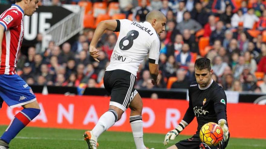 Cuéllar despeja el remate de Feghouli en tiempo de descuento, ante la mirada de Meré.