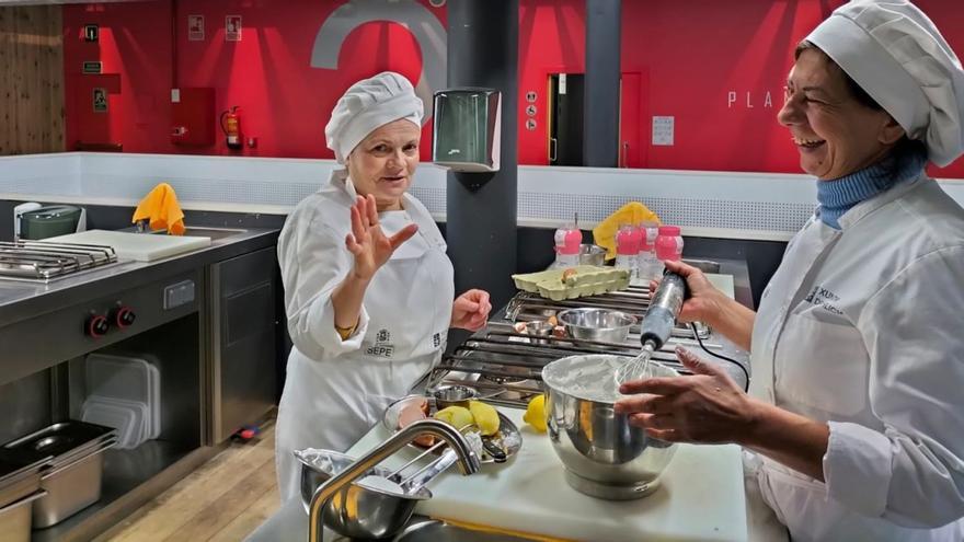 Alumnas de uno de los últimos cursos de cocina en las instalaciones de la Escuela de Hostelería de Ribeira, sita en el edificio del mercado