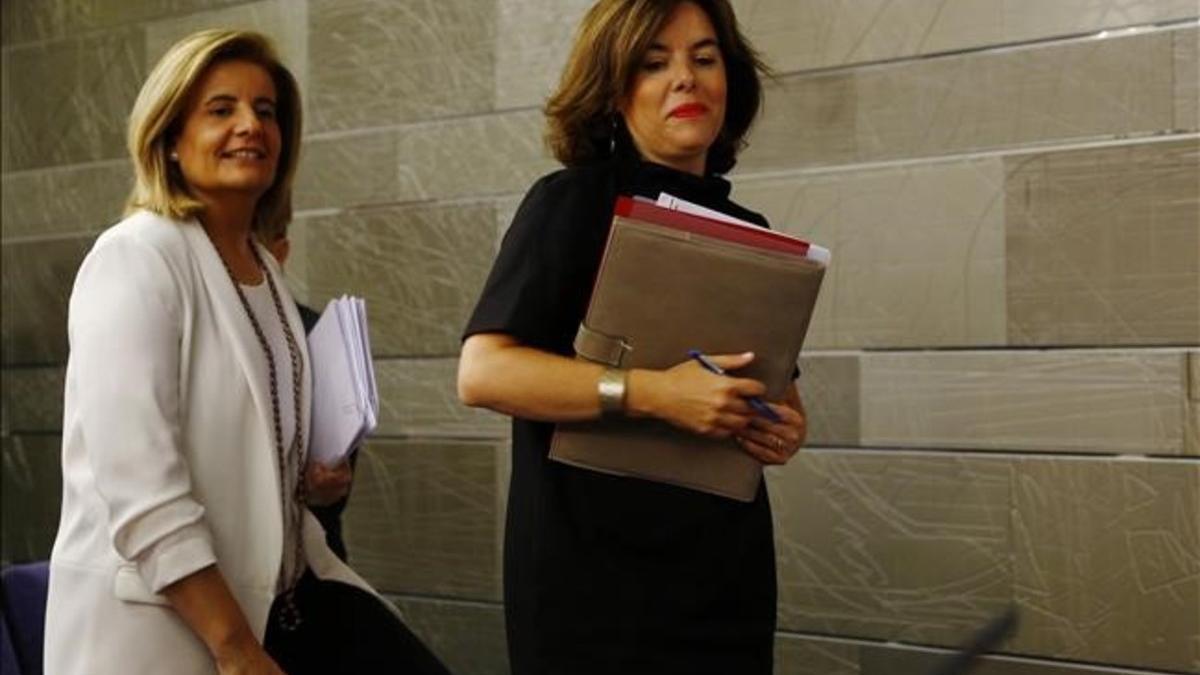 La vicepresidenta del Gobierno en funciones, Soraya Sáenz de Santamaría, y la titular de Empleo, Fátima Báñez, en la rueda de prensa posterior al Consejo de Ministros.