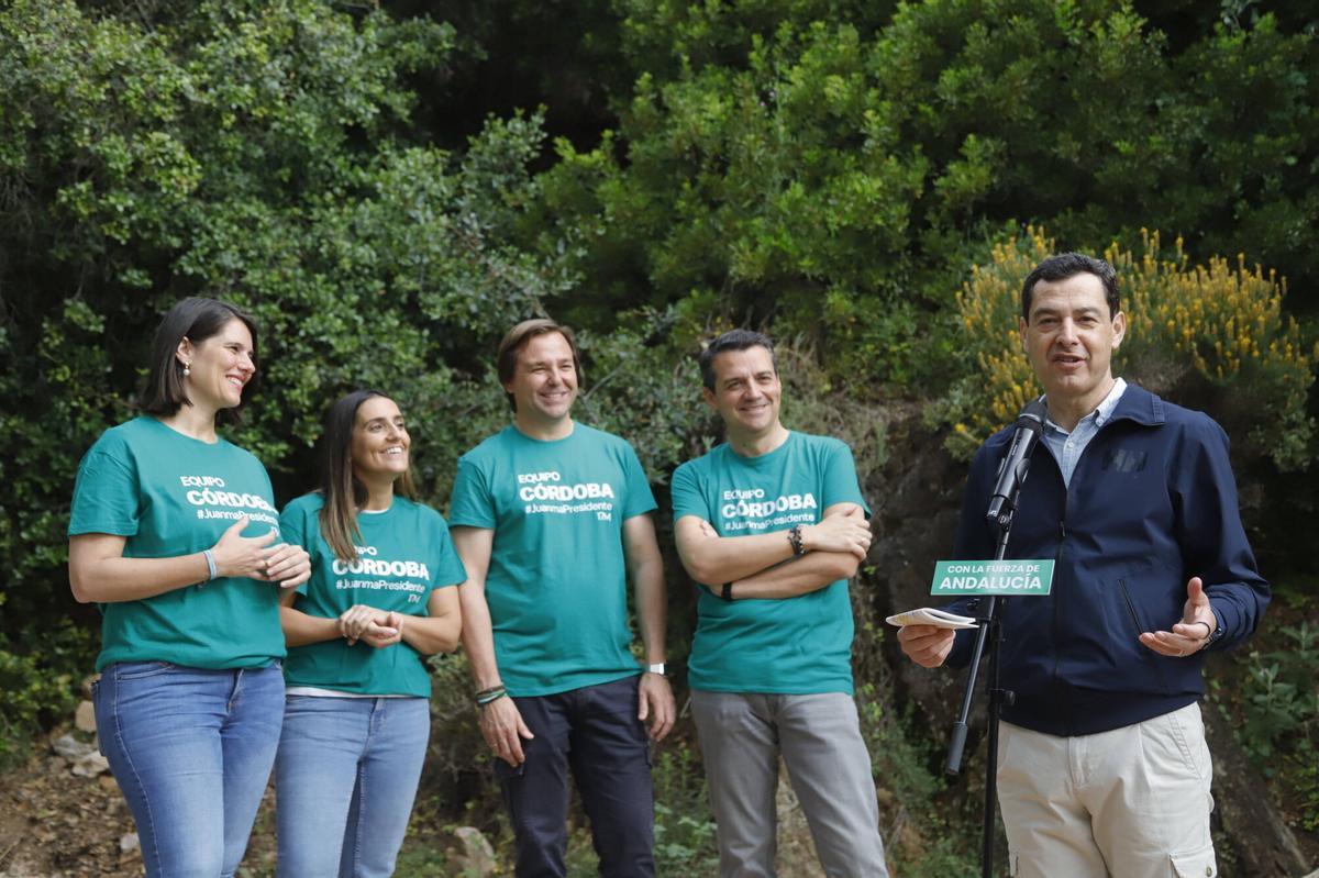 Juanma Moreno hace campaña en el cinturón verde de Córdoba