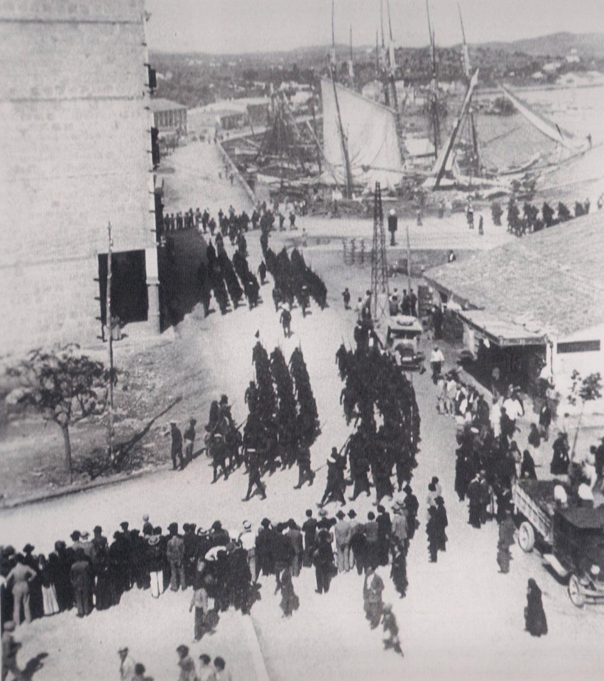 Imatge de l’octubre de 1929 on es veu, a l’esquerra, el solar del futur Gran Hotel. En primer terme es veu la desfilada de tropes que havien de participar en les maniobres militars del desembarcament que s’efectuà a sa Caleta.