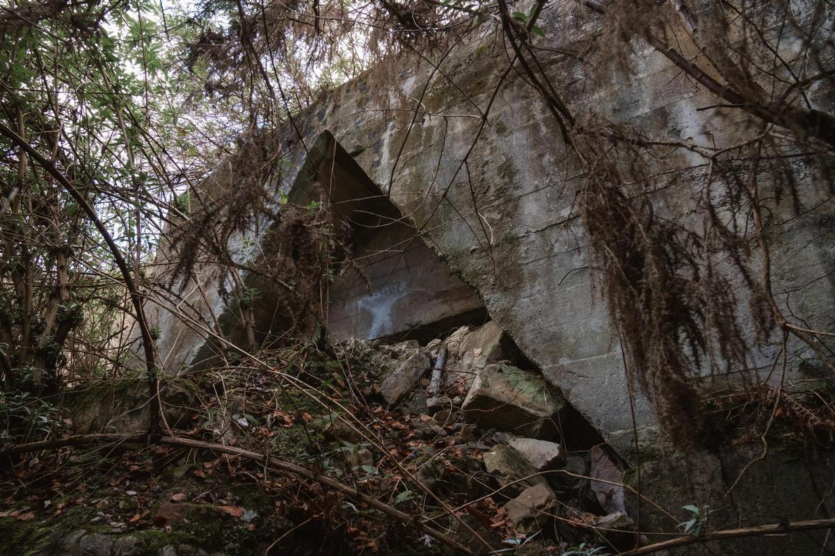 La entrada a Mina Conchita, en Asturias, de donde salieron los explosivos, fue cegada con piedras y bloques de hormigón.
