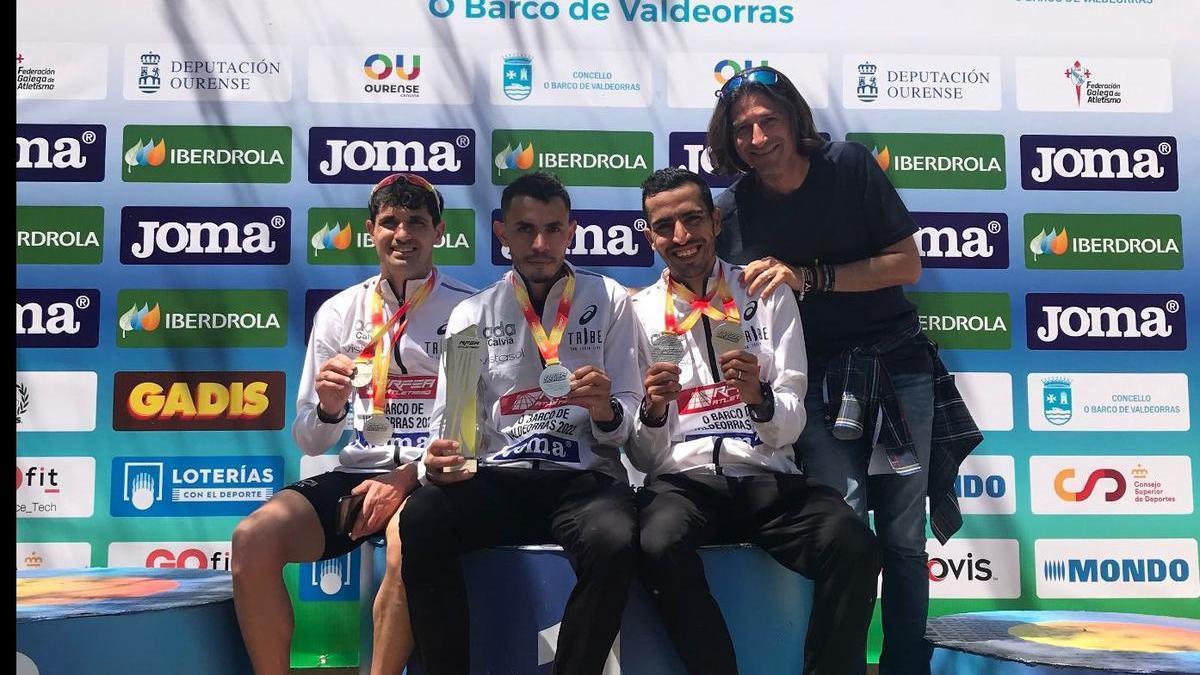 Los atletas del ADA Calvià posan con sus medallas junto a Ouriagly