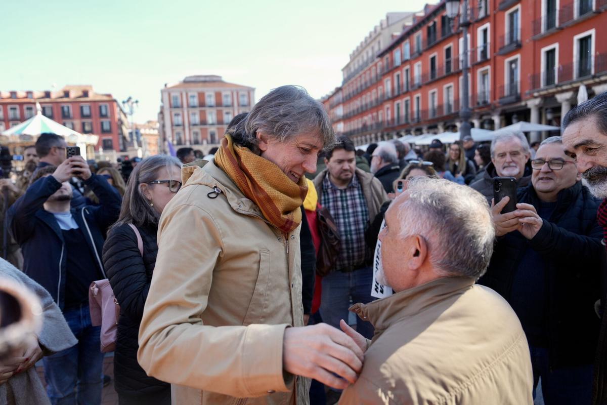 El candidato del PSOE a la Presidencia de la Junta de Castilla y León, Carlos Martínez, durante una concentración convocada por las Plataformas por la Sanidad Pública, en febrero en Valladolid.