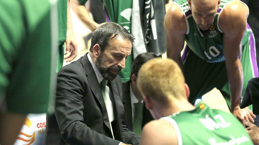 Plaza da instrucciones a sus jugadores, con Alberto Díaz y James Augustine en primer plano.