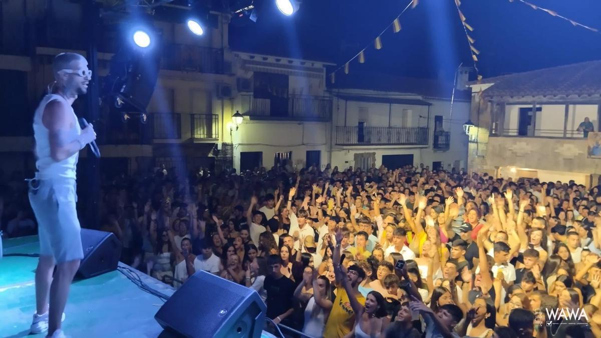 Un concierto reúne a cientos de personas durante las fiestas de verano de Perales del Puerto.
