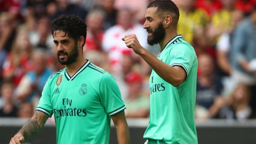 Benzema eclipsa el caos defensivo del Real Madrid