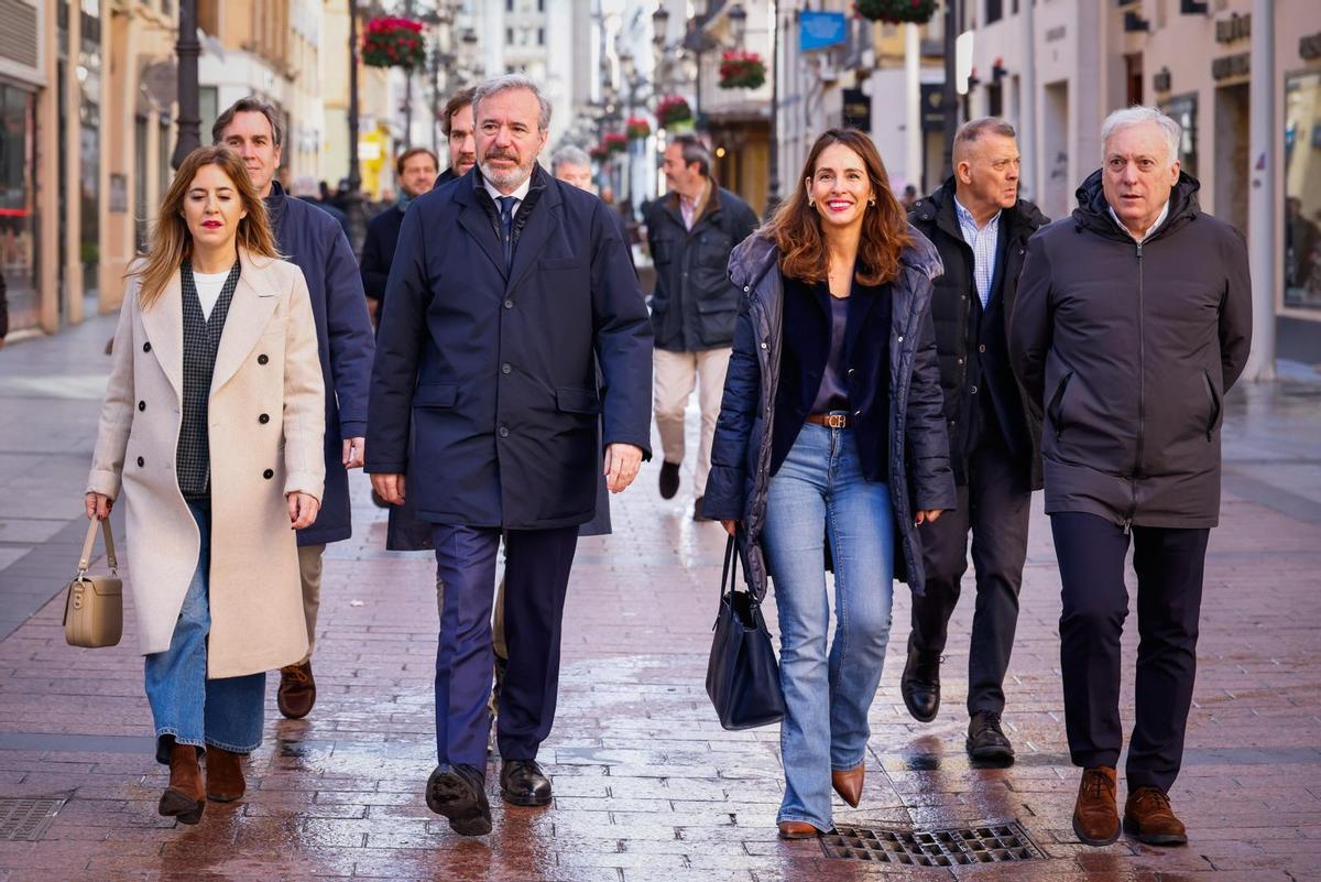 Azcón, con Dívar, Navarro y López, en la calle Alfonso de Zaragoza.