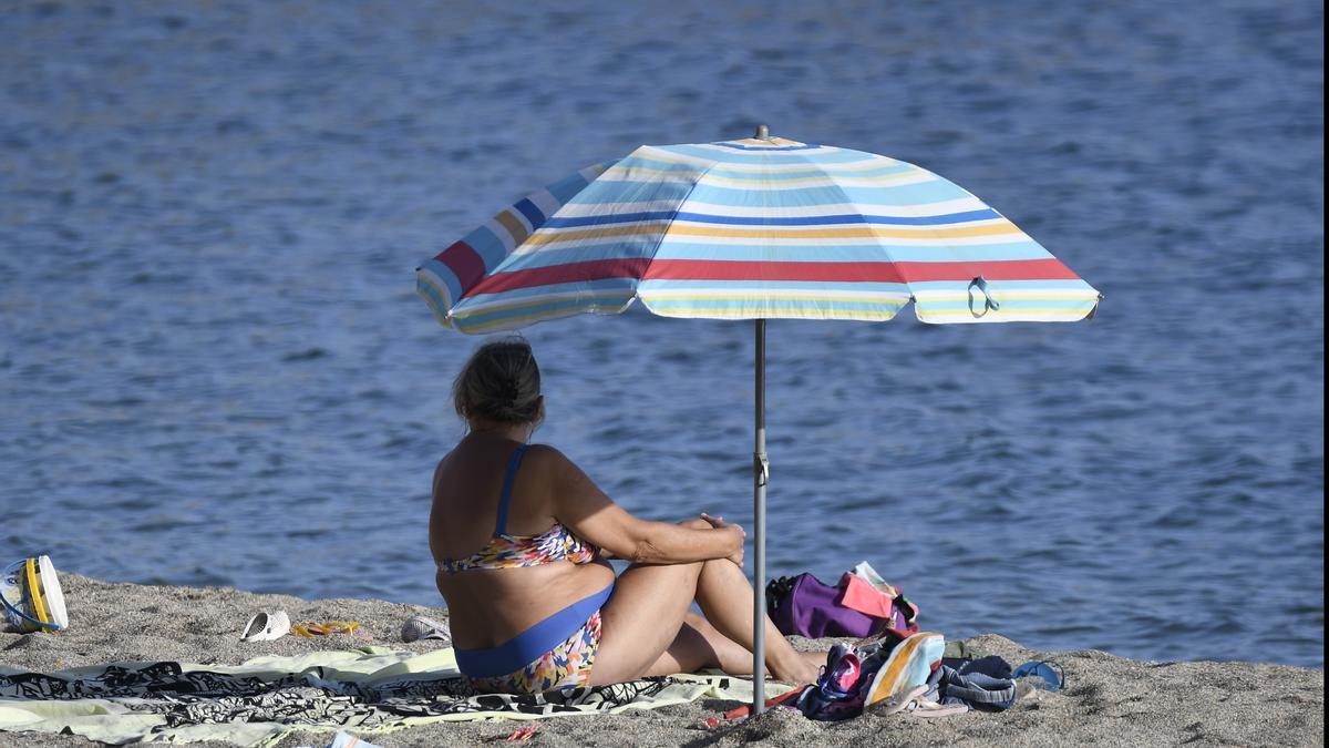 Una mujer en la playa en diciembre.