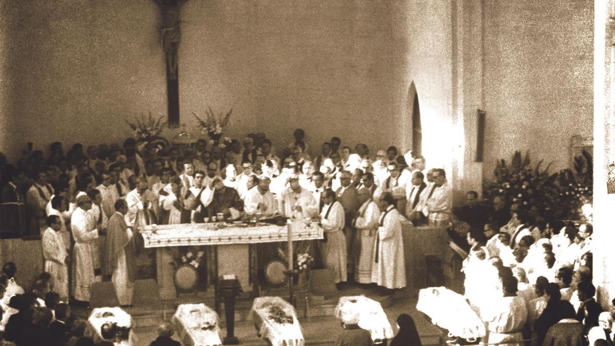 Funeral por los asesinados de la masacre, del documental '4 de julio'