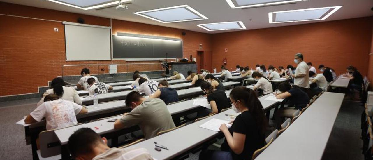 Estudiantes durante las PAU del junio pasado. | GERMÁN CABALLERO