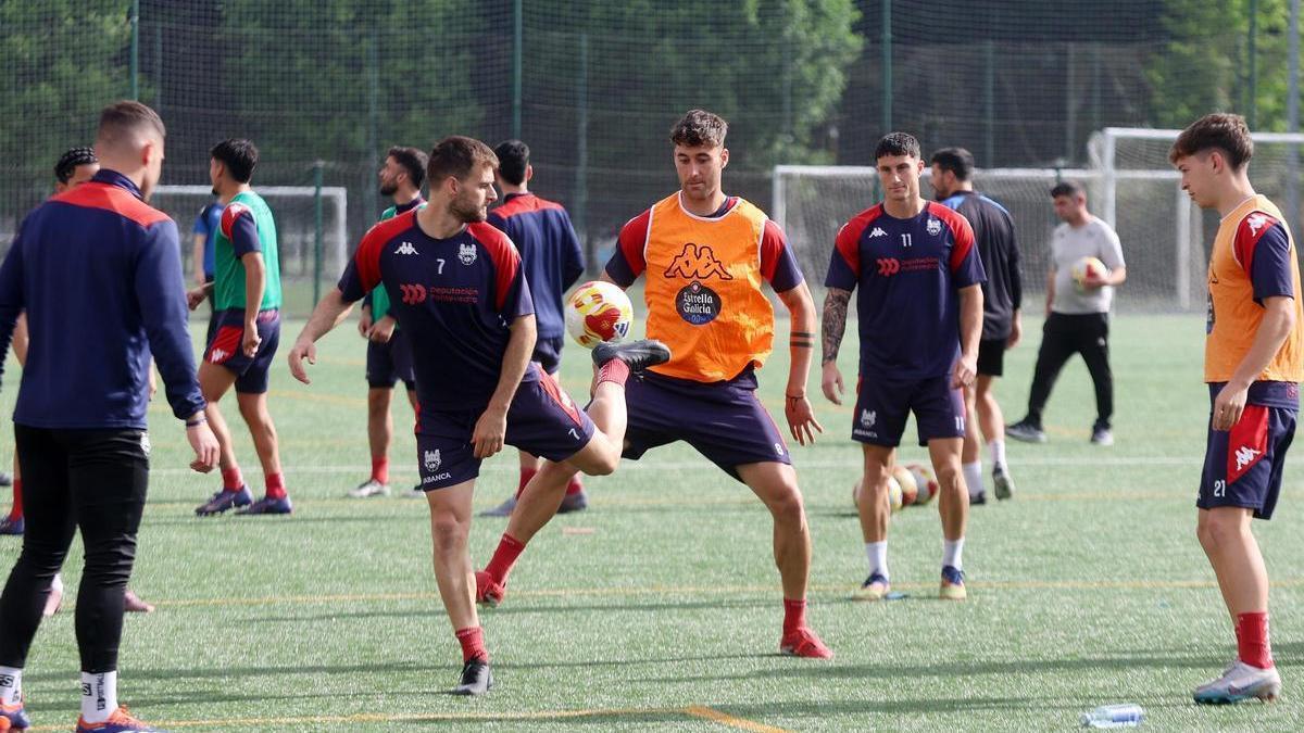 El club pontevedrés mantiene sus entrenamientos tras la resolución de la RFEF que ratifica su exclusión del play off
