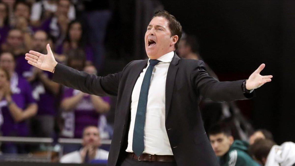 Xavi Pascual dando instrucciones en un partido de Euroliga