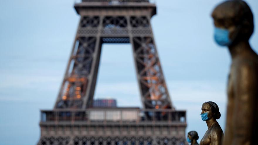 Las estatuas de Trocadero, frente a la Torre Eiffel, con mascarilla.
