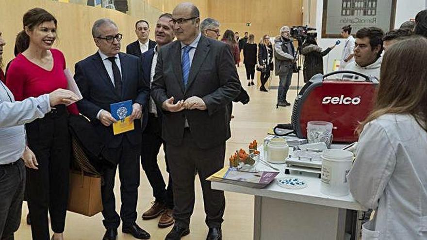 Las autoridades educativas se interesan por el stand del Centro Menesiano.  Jose Luis Fernández