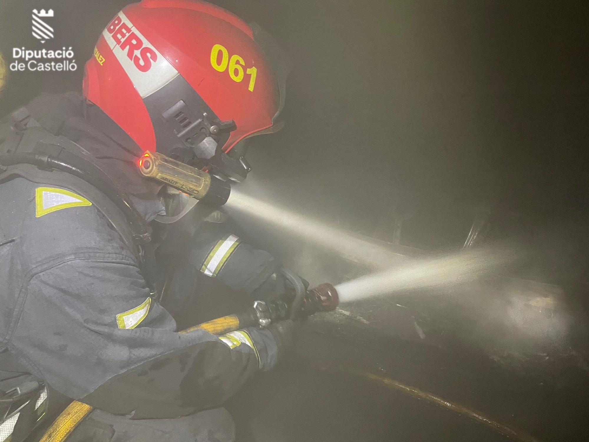 Garaje calcinado por un incendio en la Vall d'Uixó