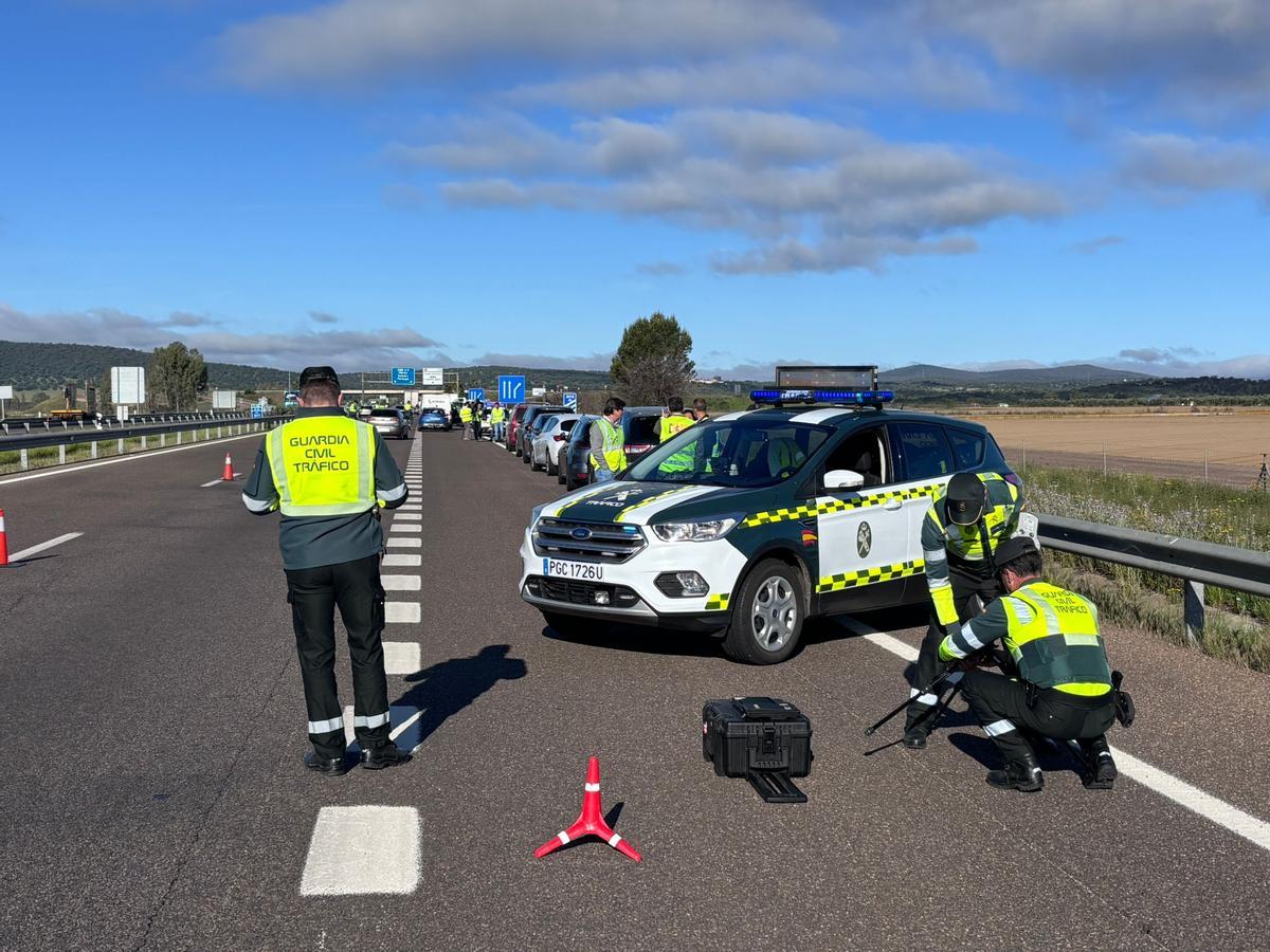 Los agentes de la Guardia Civil durante el control de velocidad en la A5.