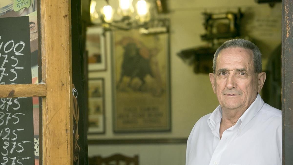 Paco Gómez, dueño del Mesón Bar El Paco.