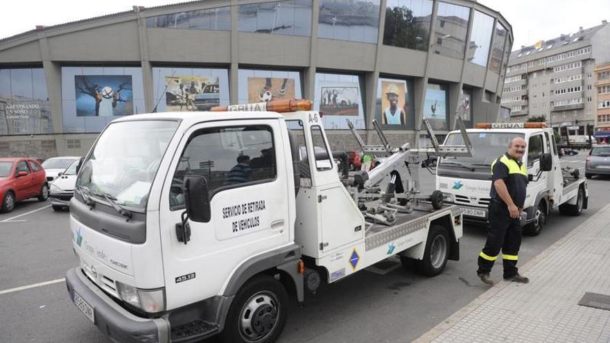 Grúas del servicio municipal de retirada de vehículos en su base del Palacio de los Deportes. eduardo vicente