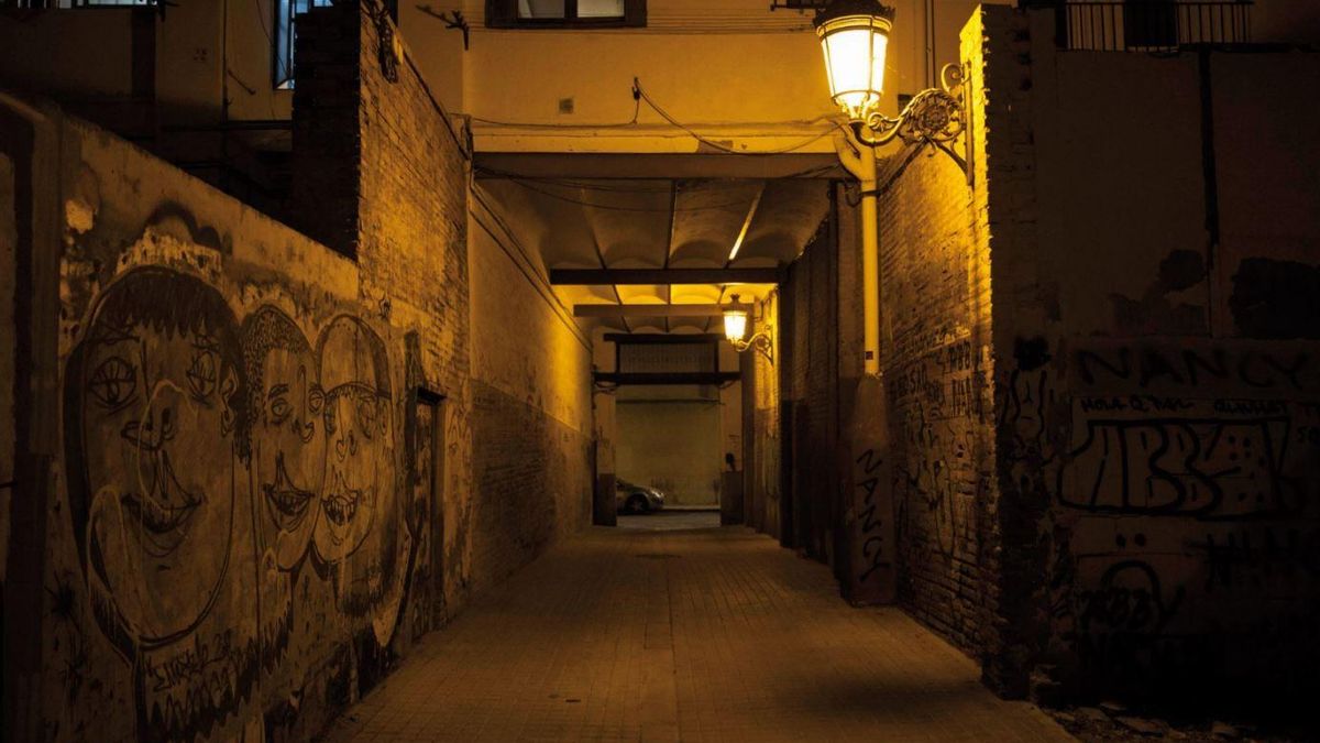 Un callejón valenciano mal iluminado señalado por ser un enclave hostil ante el urbanimo feminista.