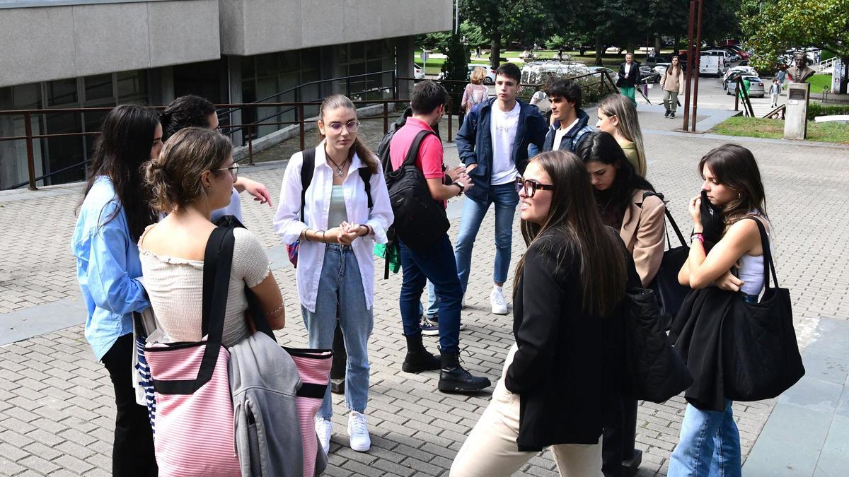Estudantes no campus sur da Universidade de Santiago