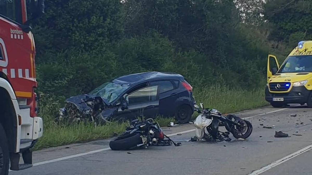 Els dos vehicles implicats en el xoc frontal on ha mort un motorista a Saus.