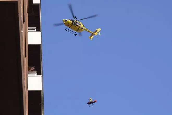 Els Bombers rescaten amb helicòpter un operari ferit en un edifici en obres de Girona