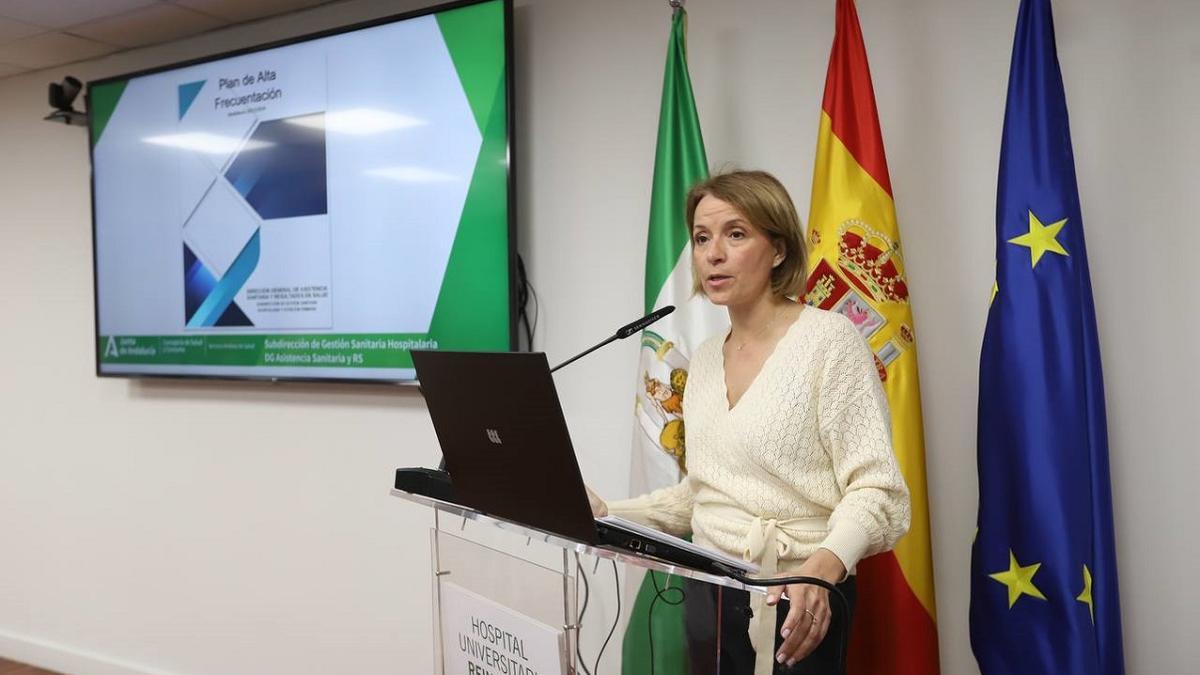 La directora gerente del SAS, Valle García, en su primera comparecencia oficial en Córdoba y en el hospital universitario Reina Sofía.