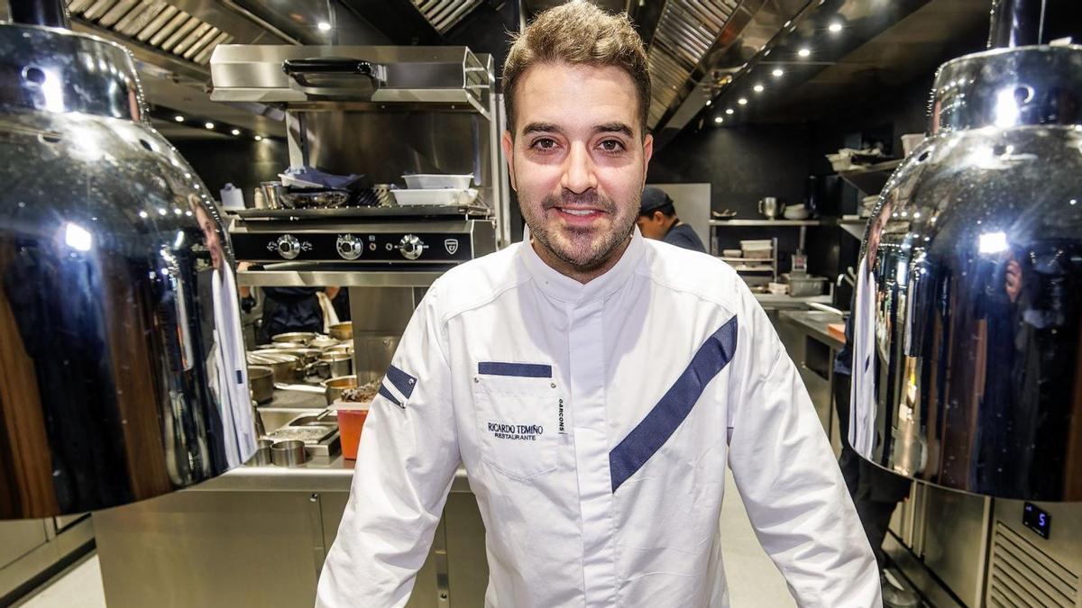 El cocinero Ricardo Temiño posa en la cocina de su restaurante homónimo, en Burgos, con el que ha logrado una estrella Michelin en la guía de 2025.