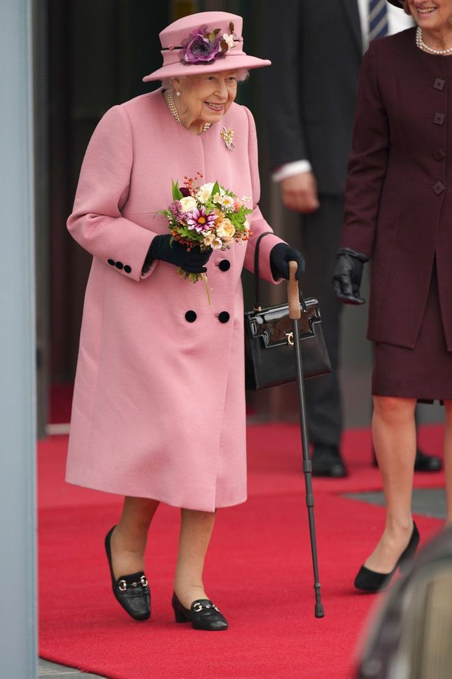 Reina Isabel II con bastón