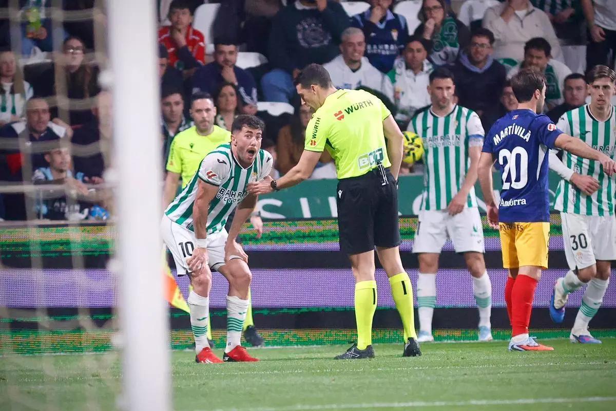 Etayo Herrra conversa con Jacobo González durante el Córdoba CF-Andorra.