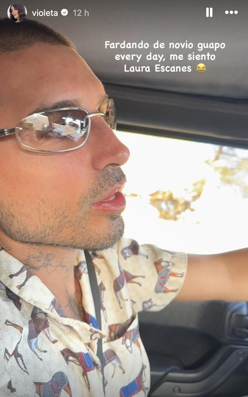 Violeta fardando de novio en sus redes sociales