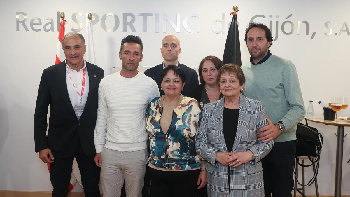 La familia de Abel, junto a David Guerra y Joaquín en El Molinón.