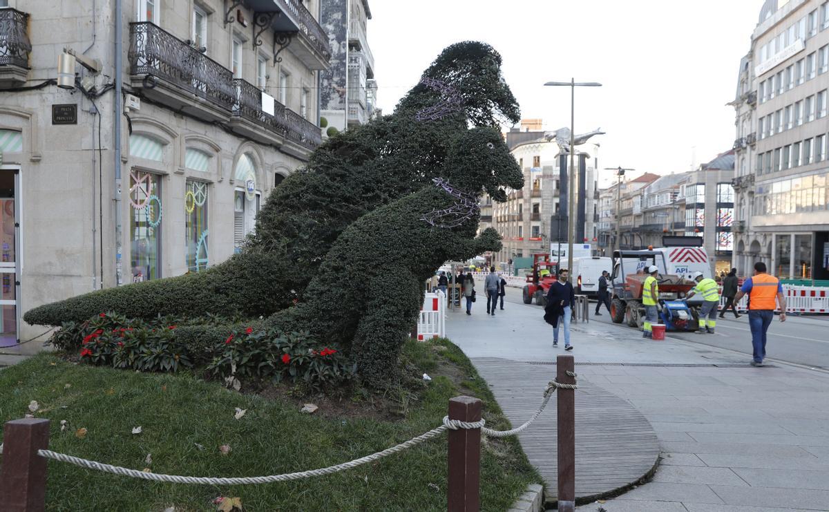 ESCULTURA VEGETAL DEL DINOSETO ANTE LAS OBRAS DE HUMANIZACION DE PORTA DO SOL ( VIGO )