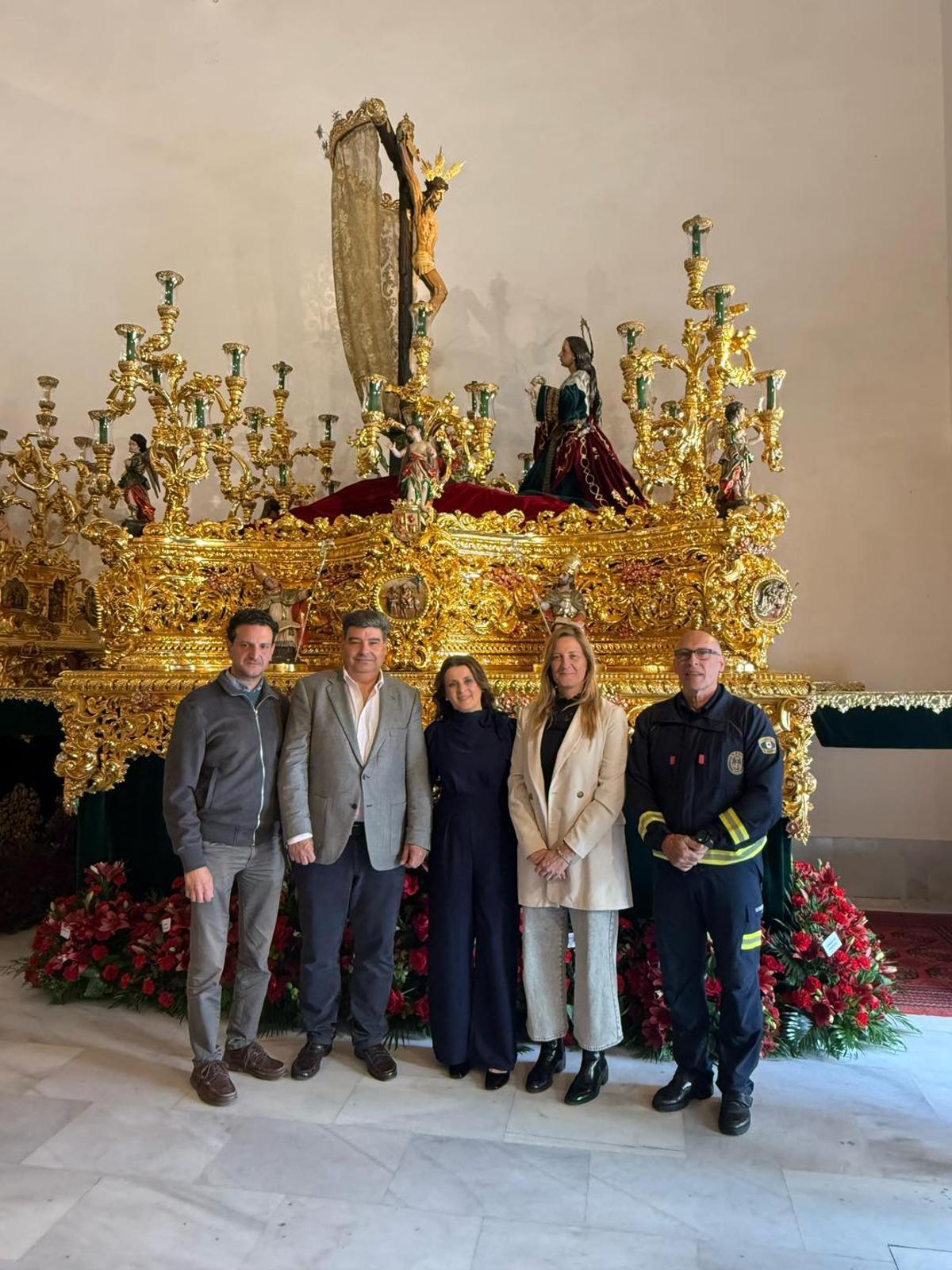 Eugenia García, alcaldesa de Antella, es homenajeada en Sevilla por acoger a sus bomberos durante la dana.