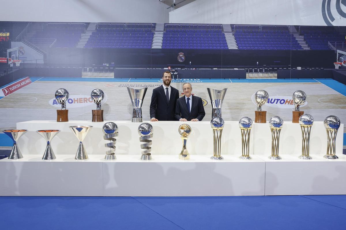 Sergio Rodríguez posa con el presidente Florentino Pérez con todos los títulos conquistados de blanco