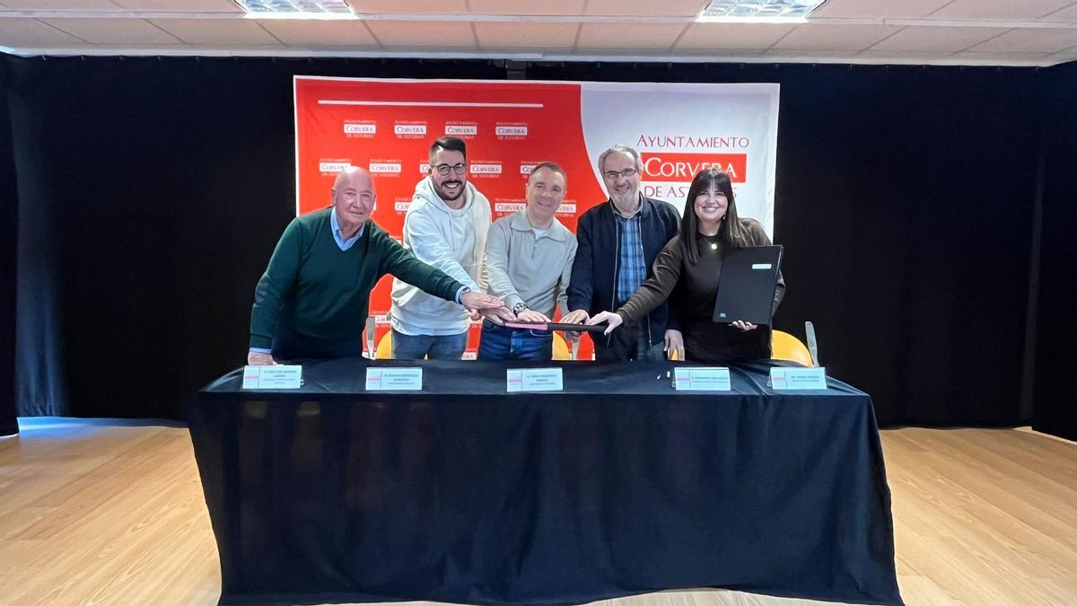 Por la izquierda; José Luis Montes, concejal de Cultura; Adrián Rodríguez, de la Fanfarria El Felechu; Iván Fernández, Alcalde; Domingo Díaz, de la Banda de Música; y María Alonso, de la Banda de Gaitas.