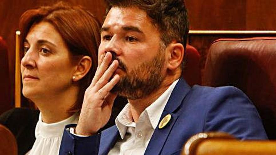 Rufián escoltant el discurs d&#039;investidura de Pedro Sánchez.