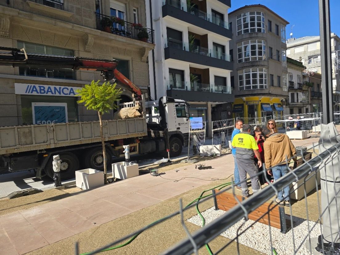 La calle de Clara Campoamor, antes Conde Vallelano, afronta la instalación de mobiliario y la plantación de jacarandas.